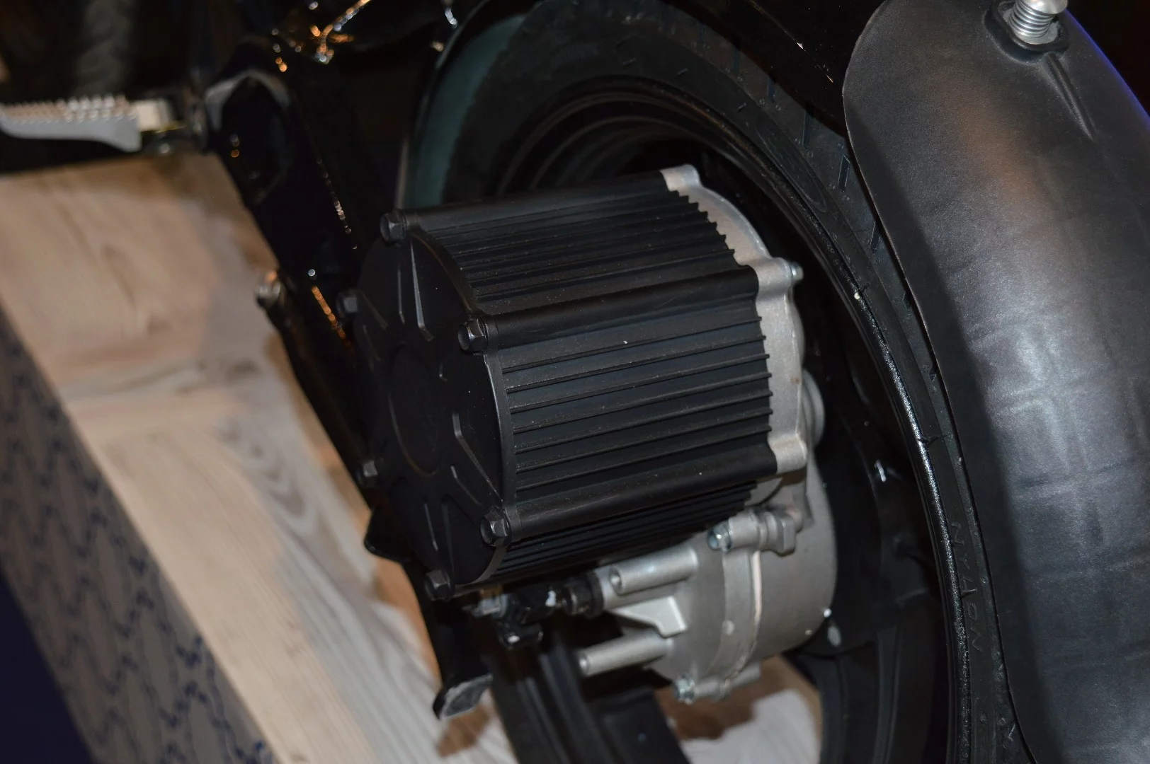 The externally housed electric motor of the Nito N3 scooter