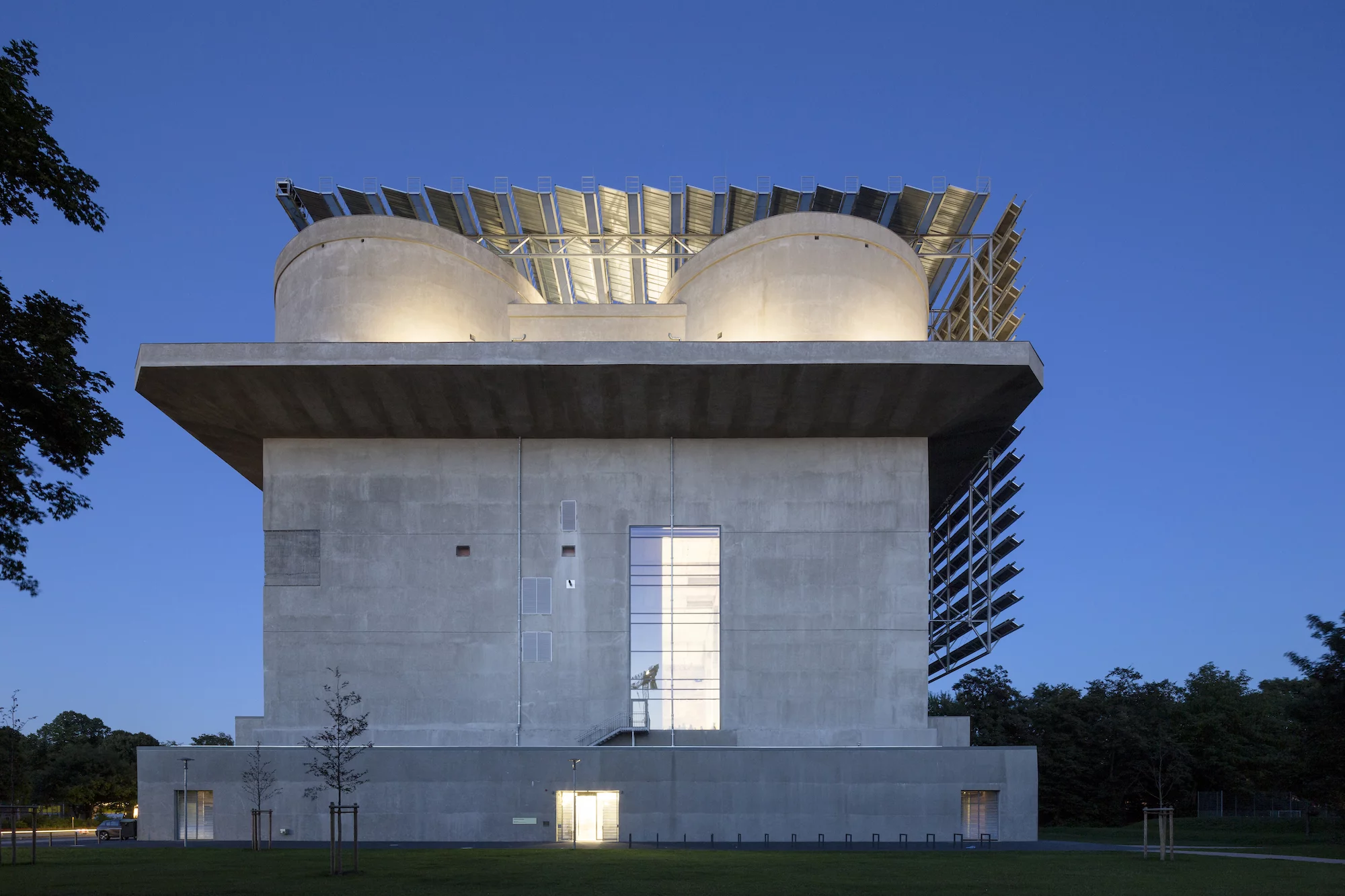 The Energy Bunker is equipped with several large-scale sustainable technologies (Photo: IBA Hamburg GmbH / Bernadette Grimmenstein)