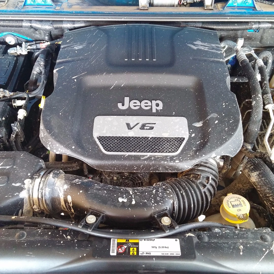 A 3.6-liter V6 powers the rig with 285 horsepower (212 kW) and 260 pound-feet (352 Nm) of output powers the 2016 Wrangler