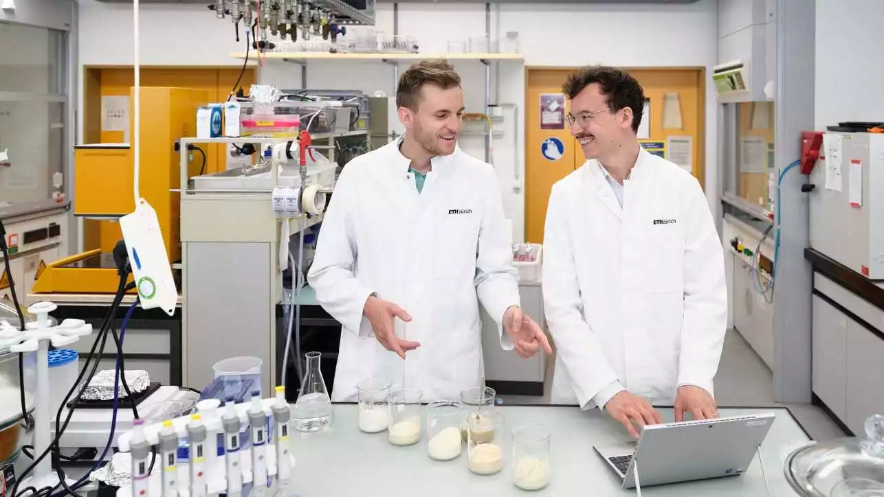 Severin Eder (left) and Lukas Böcker, at work in their lab