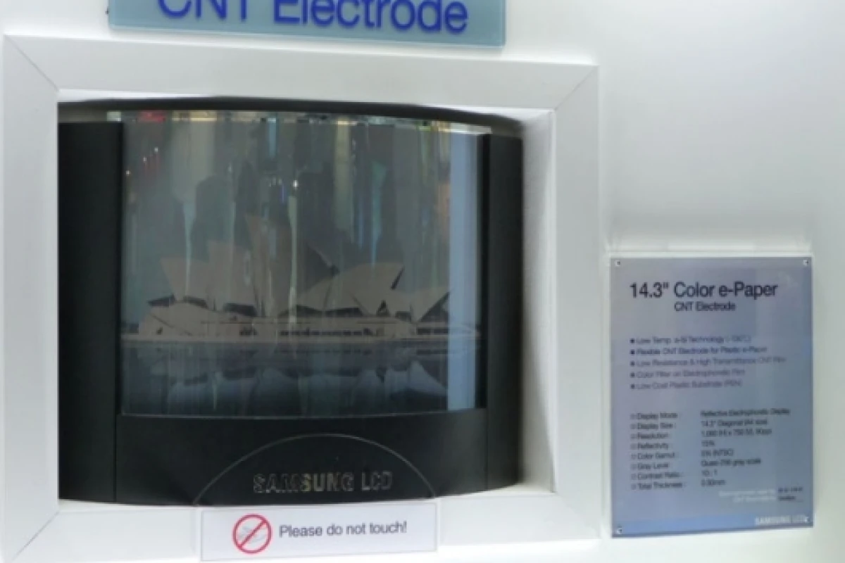 The carbon nanotube-based color active matrix electrophoretic display