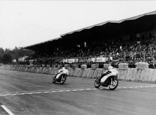 Paul Smart leads Bruno Spaggiari across the line in one of the most famous finishes of all time
