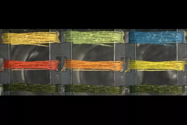 Threads prepared with bromothymol blue (top thread), methyl red (middle thread) and MnTPP (bottom thread) are exposed to ammonia at concentrations of 0 ppm (left panel) 50 ppm (middle panel) and 1,000 ppm (right panel)