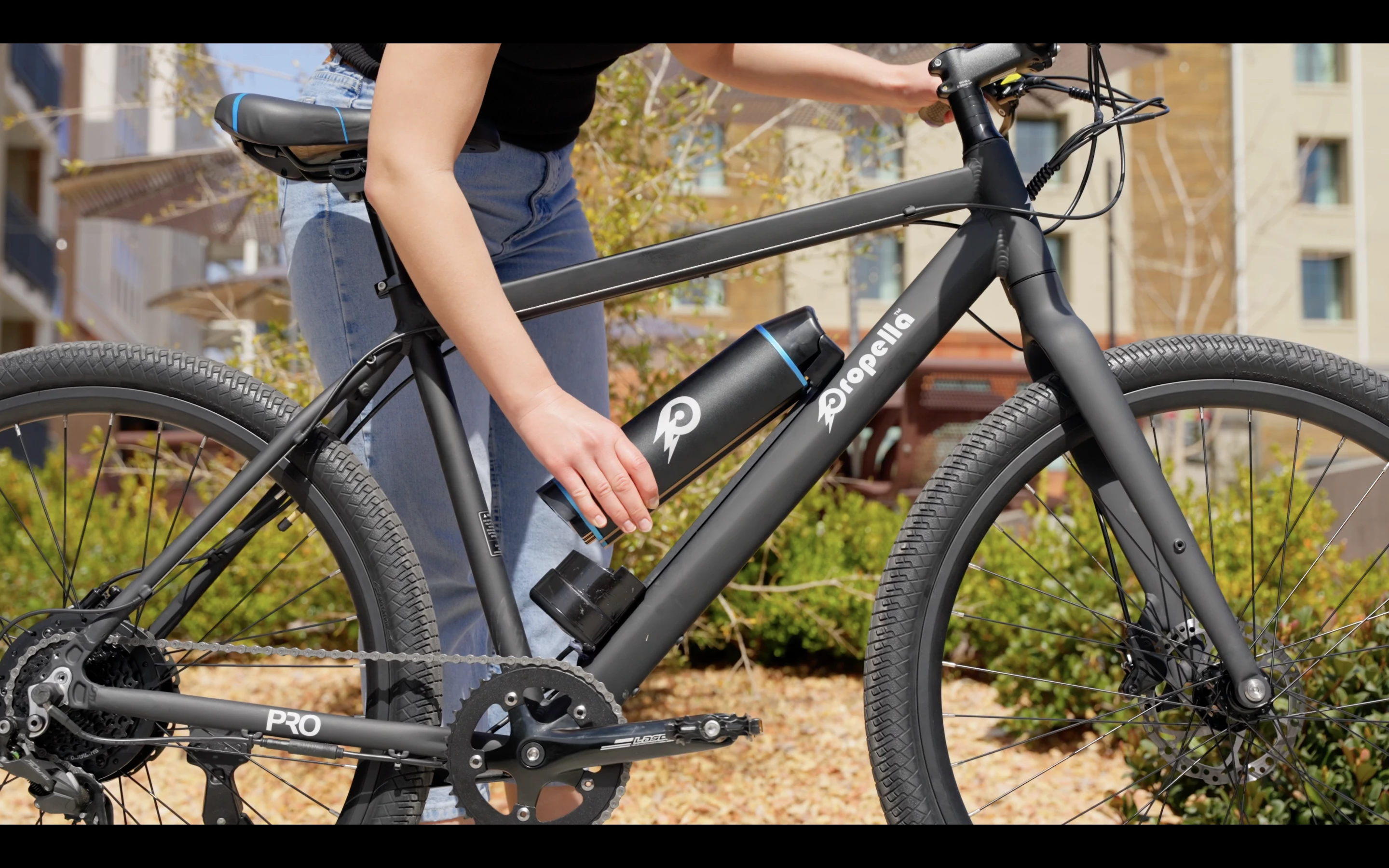 Rather than fill its removable and replaceable bottle-type battery with commonly used 18650 cells, Propella has opted for Samsung 21700 Li-ion cells at 360-Wh capacity
