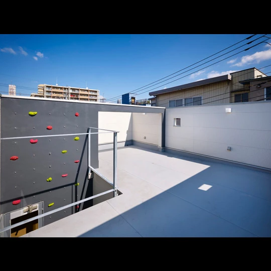 The rooftop deck offers a great space for social gatherings, barbecues or relaxing