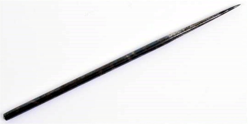 An assassination spike for hiding in a jacket lapel