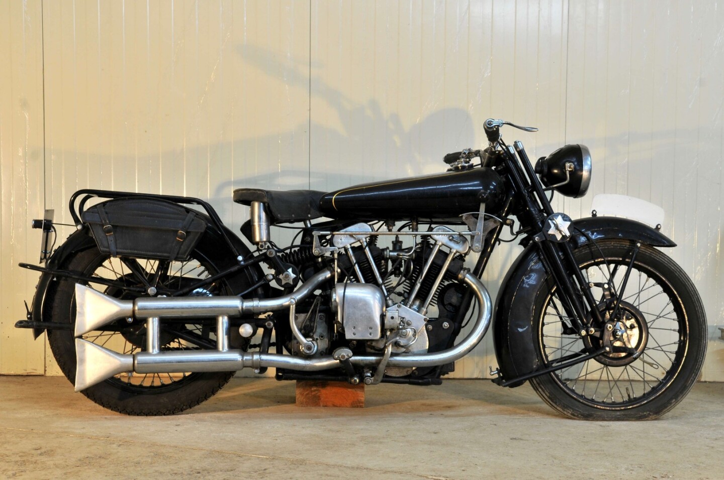One of around 550 SS680 Brough Superiors built, this 1929 Brough Superior SS680 runs a 647cc V-twin JAP engine with overhead valves for a top speed of approximately 130 km/h. The bike was previously part of the Rigoni Collection. It sold for $138,757 ( € 113,240 )