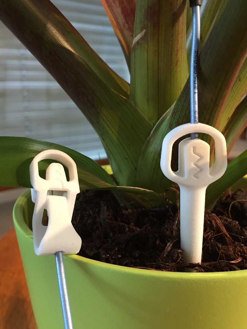 The Phytl Signs system features two receptors – a stake that is inserted into the soil next to the plant, and a clip that gently connects to a leaf