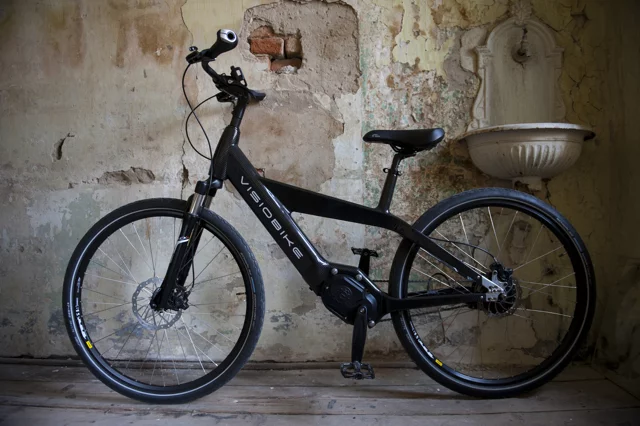 The bike features a monocoque carbon fiber frame that internally incorporates a 14.5-Ah Panasonic lithium-ion battery and a bottom bracket-located MDF Drive 5.1 electric motor