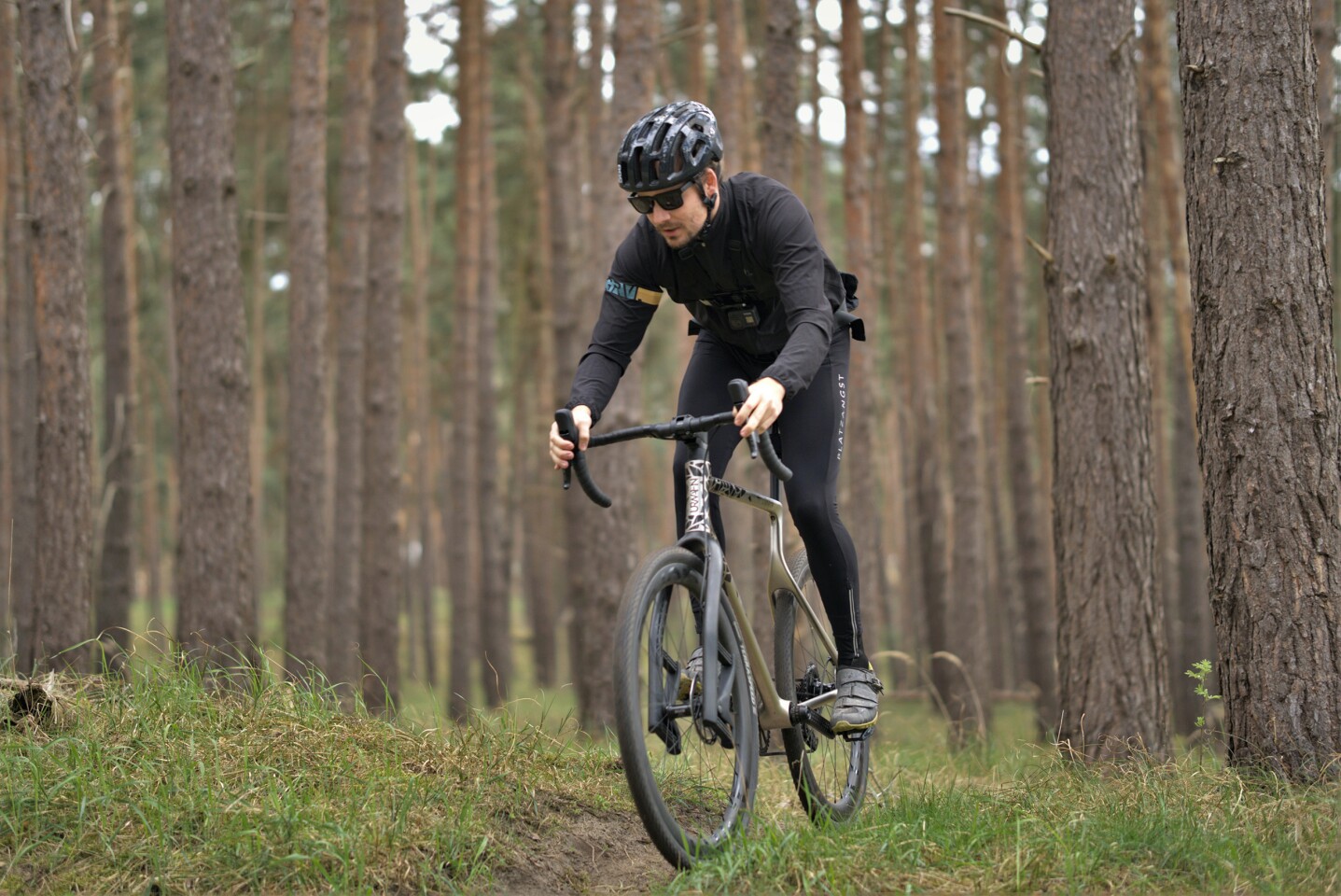 Like other gravel bikes, the Urwahn Acros is designed for use on smooth asphalt, gravel roads and dirt trails
