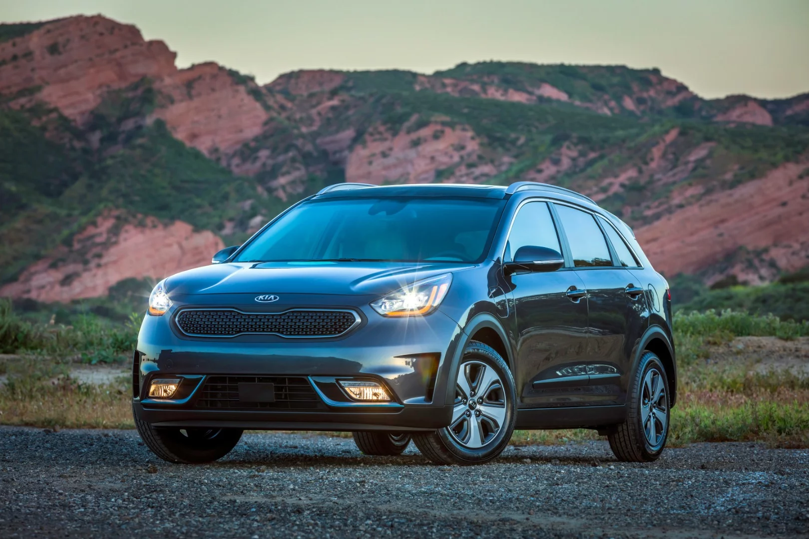 The Niro’s powerplant is a 1.6-liter four-cylinder engine, an electric motor, and an 8.9-kWh battery pack
