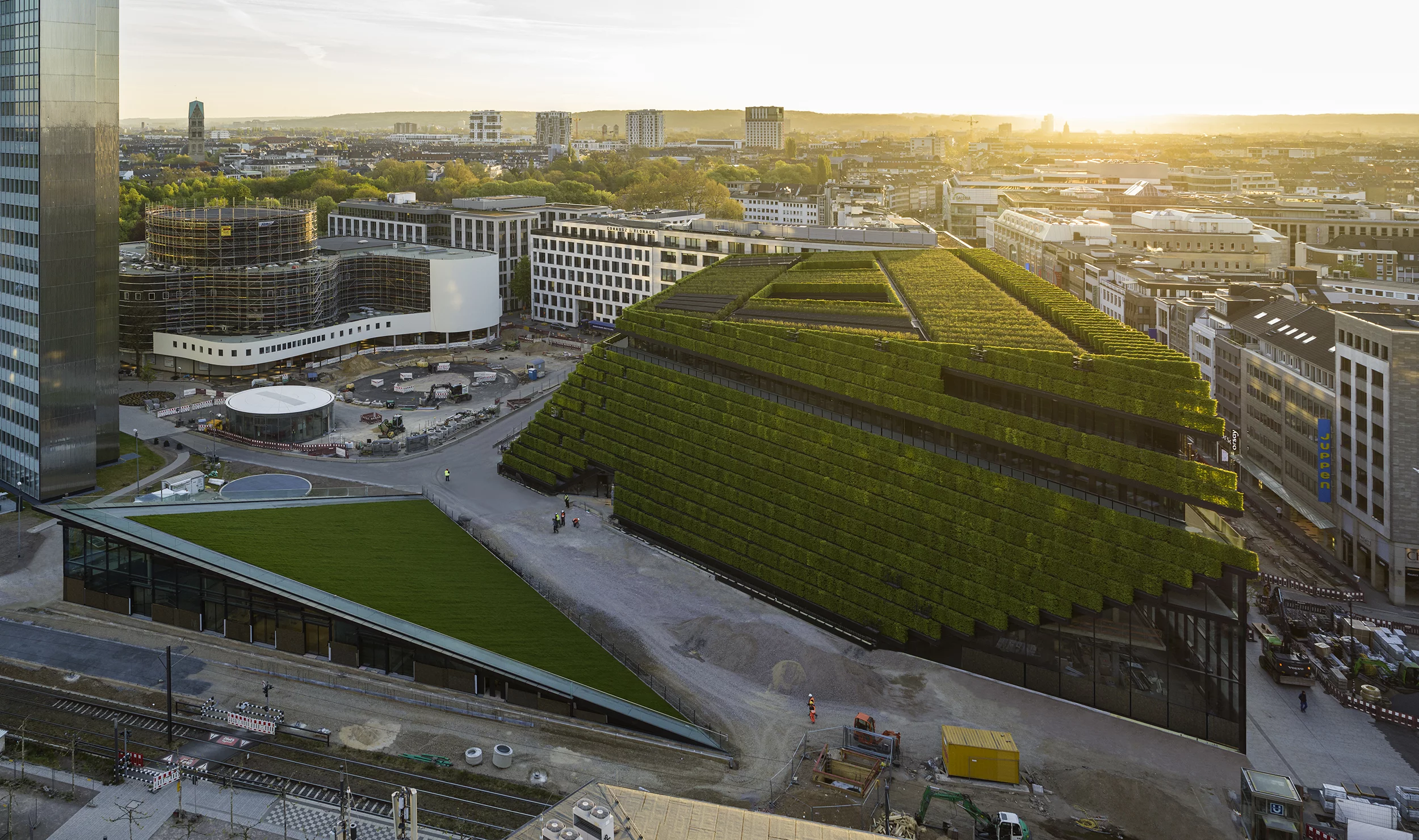 Kö-Bogen II is located in Düsseldorf includes over 30,000 hedges on its exterior