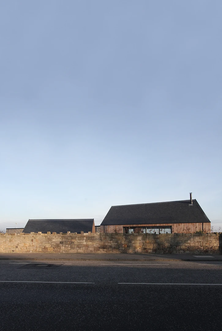 Edinburgh Road involved the refurbishment and extension of a historic steading conversion at astunning coastal location on the west edge of Musselburgh, East Lothian