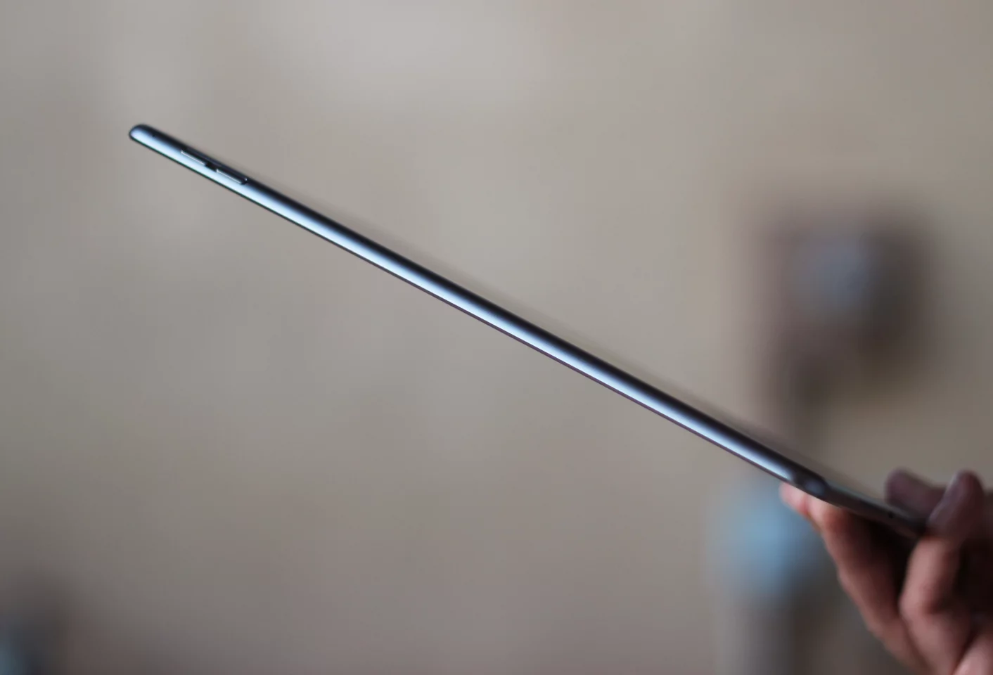 At 6.1 mm (0.24-in) thick, the iPad Air 2 practically disappears when you hold it sideways (Photo: Will Shanklin/Gizmag.com)