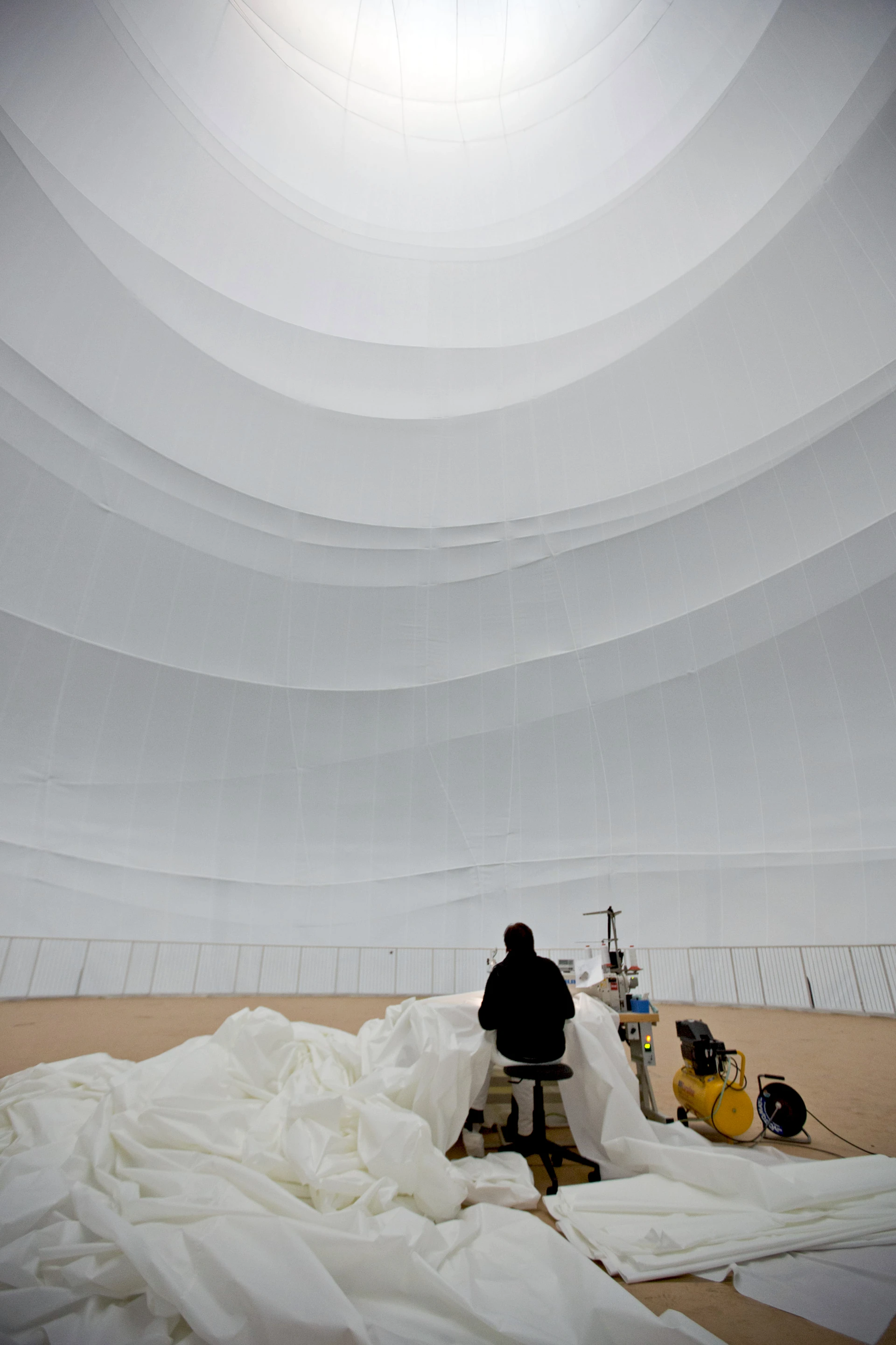 The sculpture almost fills the Gasometer, with only a small passage remaining to allow visitors to walk around the periphery (Photo: Wolfgang Volz)
