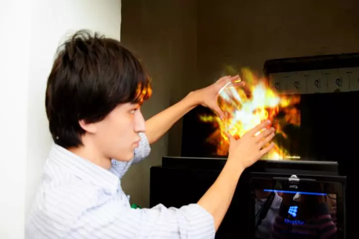 DisplAir lets users manipulate images in mid-air