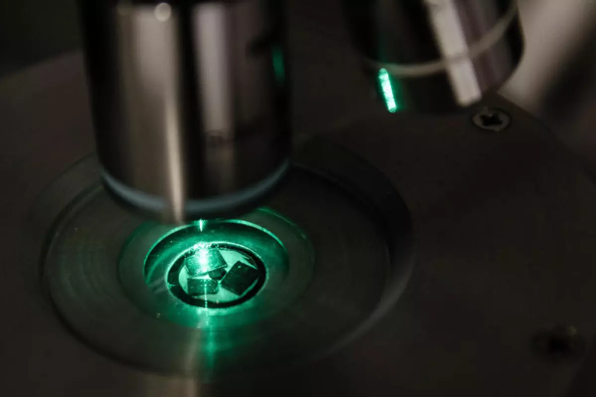 Professor Xiong Qihua and his team used a laser to cool the compound Cadmium Sulfide (Photo: Nanyang Technological University)