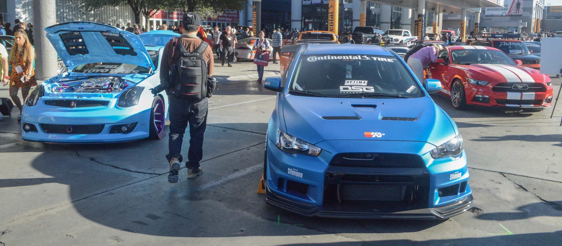 A sea of cars just outside SEMA's doors (Photo: C.C. Weiss/Gizmag)
