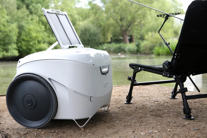 The nipi cooler's solar panels deliver 6 W of peak power each and are used in pairs to provide power for electronic devices, such as smartphones or speakers