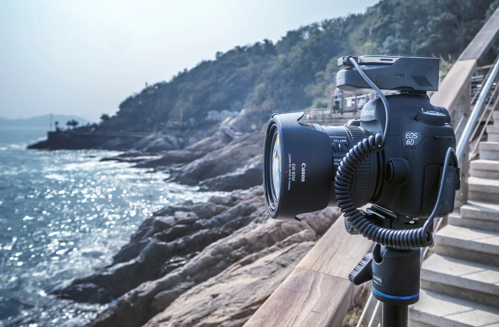 Aurga has a memory card slot for backing up photos, supporting up to 256GB