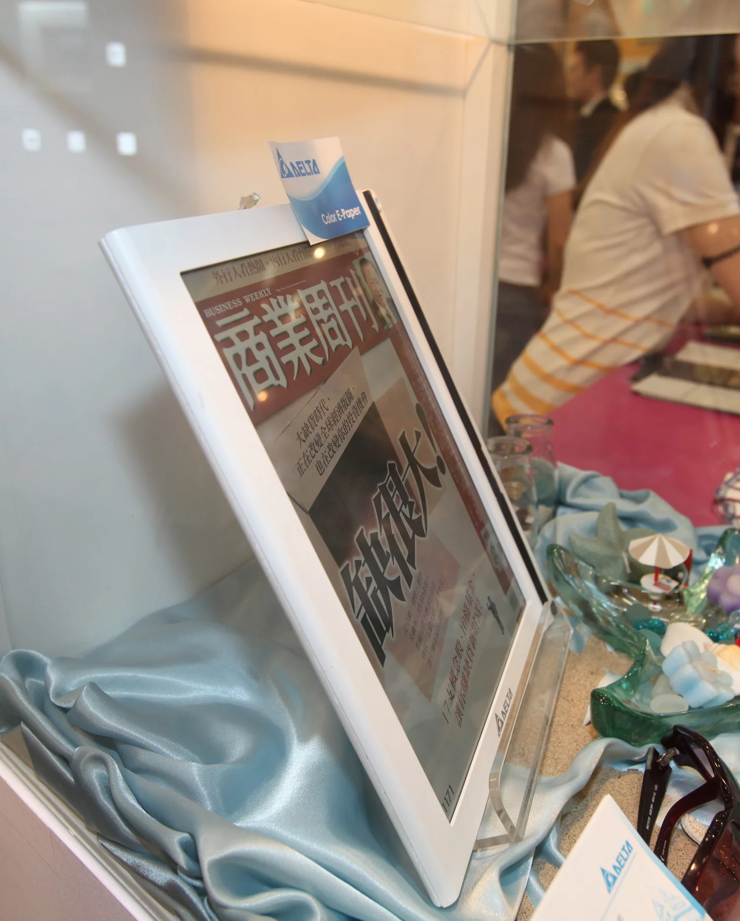 The color reproduction is described as stable but not particularly high contrast