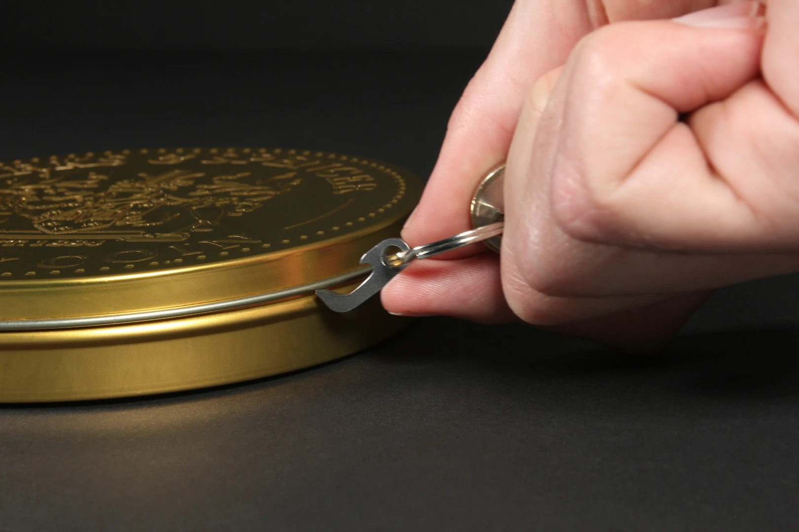 Malboro & Kane’s tiny Claw multitool can open tins