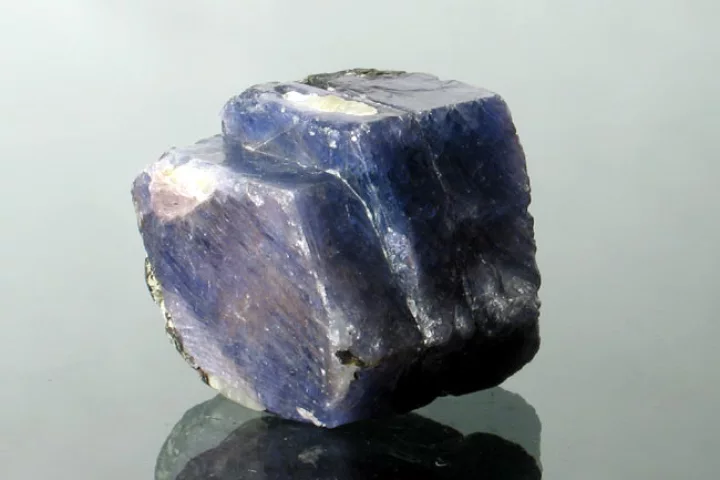 A sapphire disk etched in platinum could preserve information for future generations to decipher 10 million years from now (Photo: Kluka)