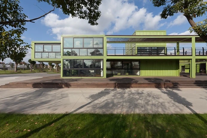 Though the work done on the containers is undeniably extensive, they still make up much of the building's fabric (Photo: Bartosz Kolonko/Playze)