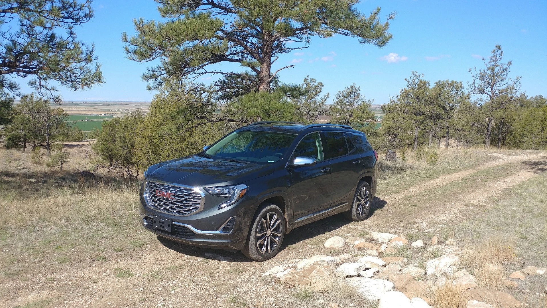 The grille is downsized a bit to deemphasize the SUV appearance of the Terrain without losing its GMC identity