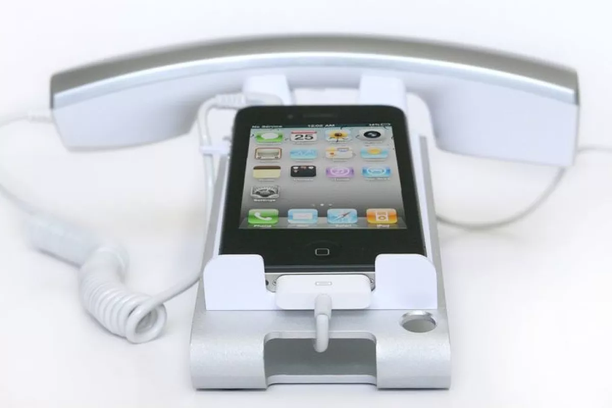 The iClooly Handset and Sync Stand lets you use your smartphone as if it were a desktop landline