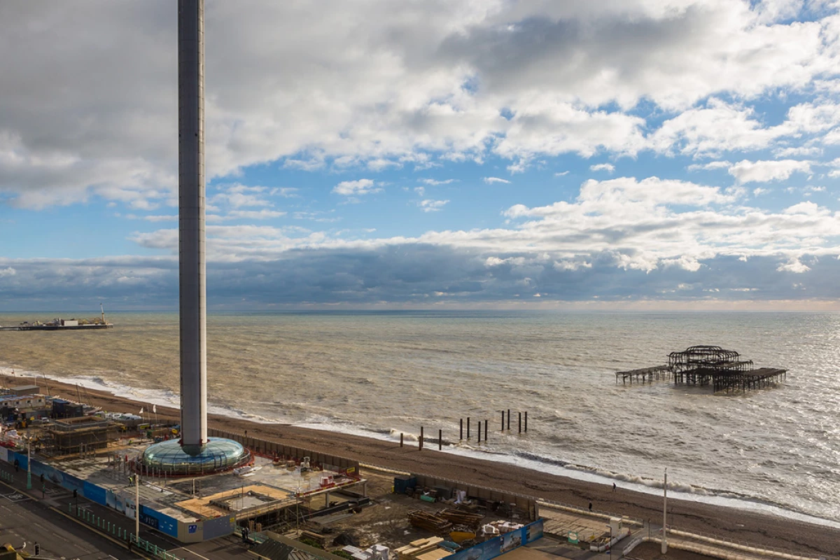 The tower rises 160.469 m (526.473 ft) above the ground and has a diameter of 3.9 m (12.8), giving it a height-to-width aspect ratio of 41.15:1
