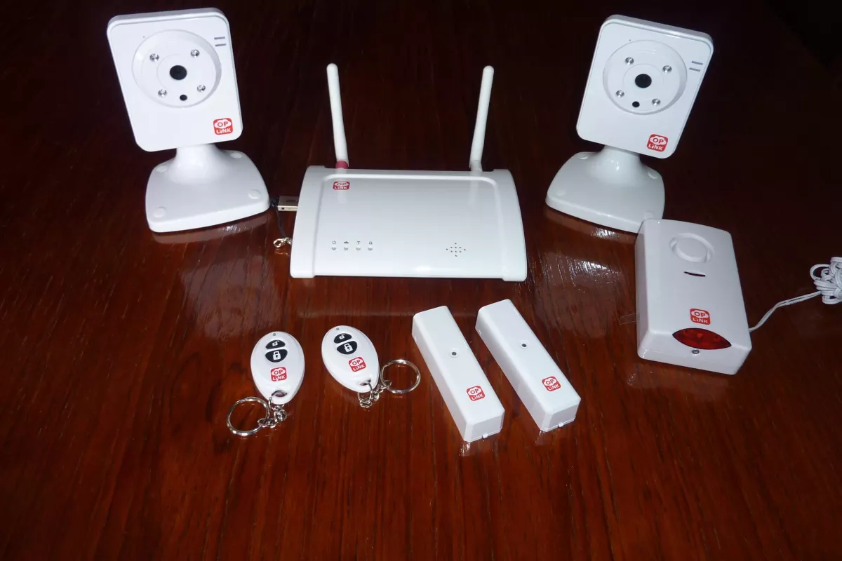 The Oplink TripleShield security system contains all you'll need to better secure your home (Photo: Gizmag.com/Darren Quick)