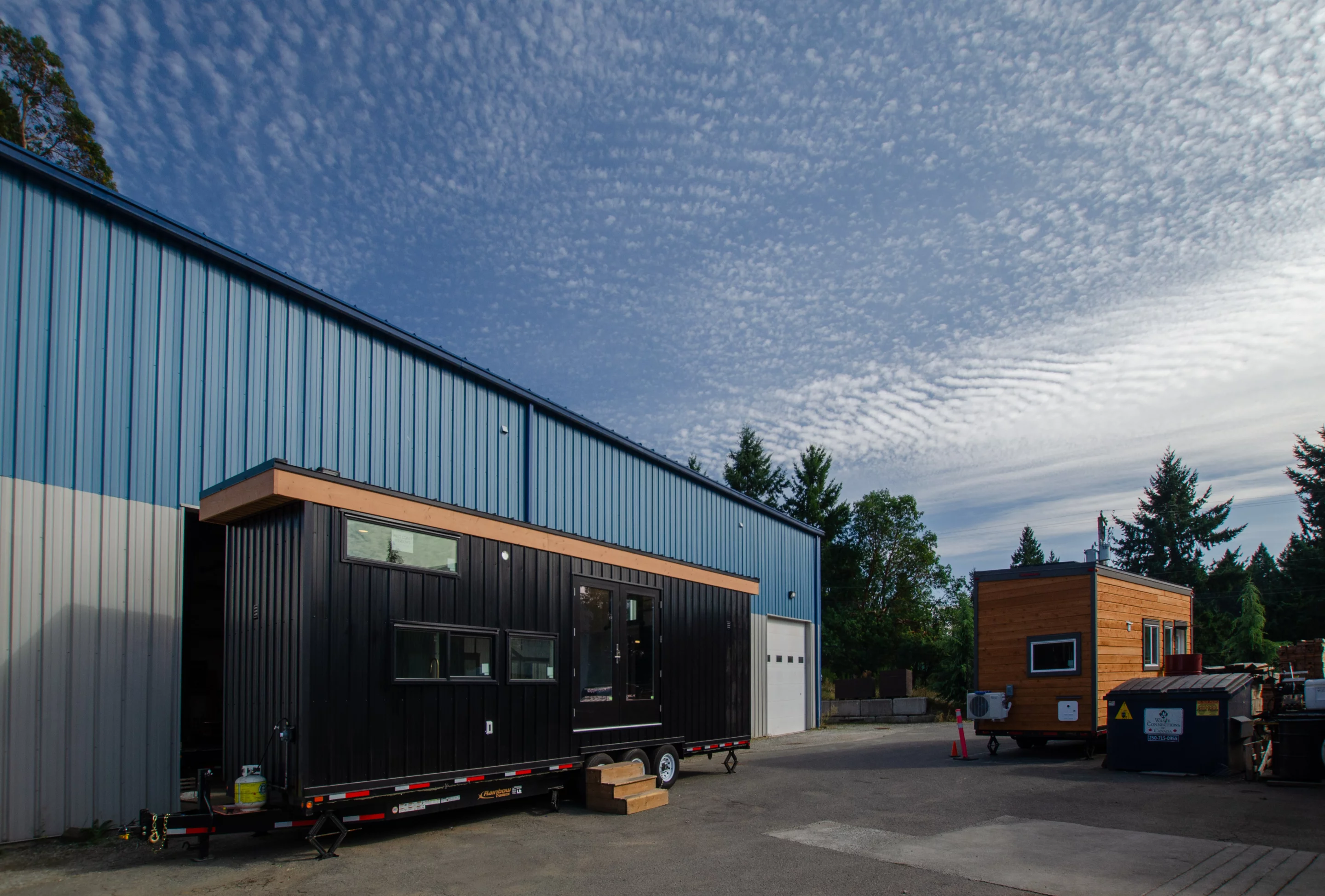 The Raven measures 30 ft (9.1 m) in length and is based on a triple-axle trailer