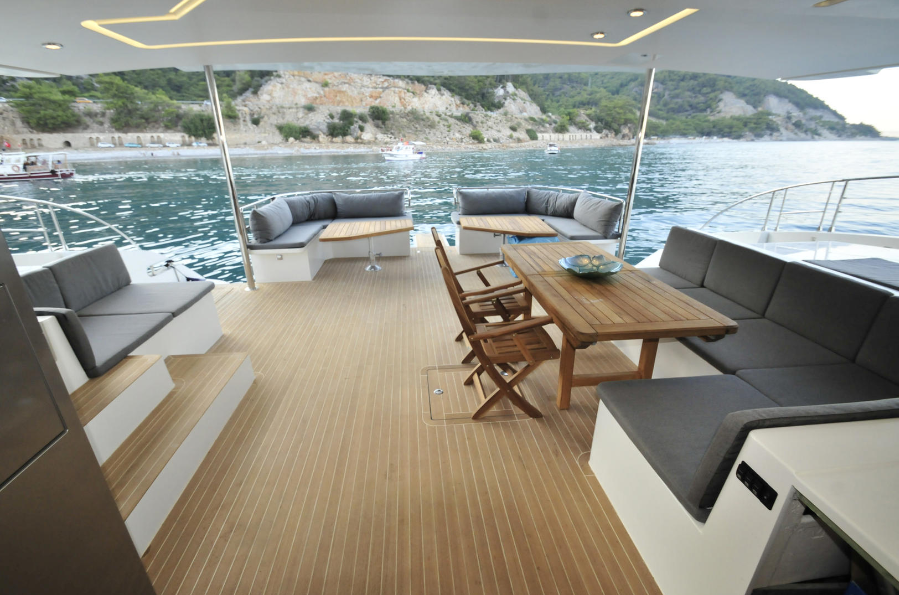 Solarwave 64 comes complete with rear and front sun decks and ample outdoor dining