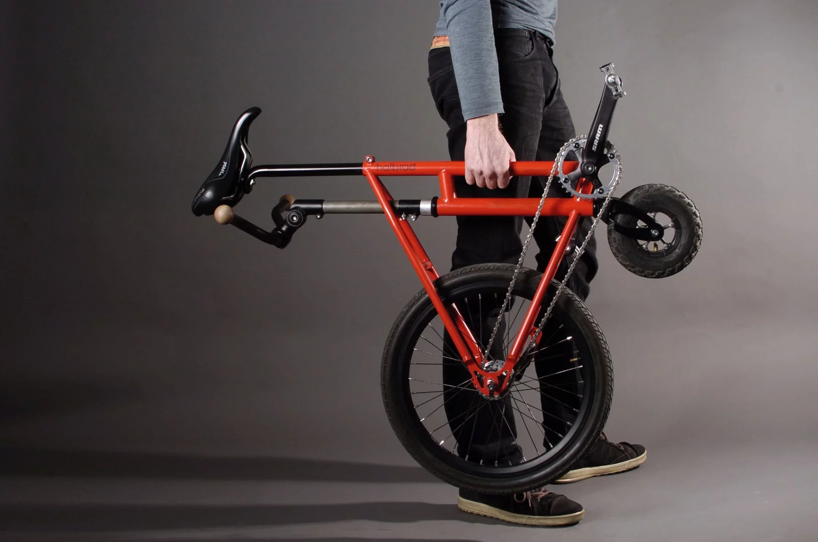 Grab hold of the seat post and carry the Halbrad onto a train or elevator