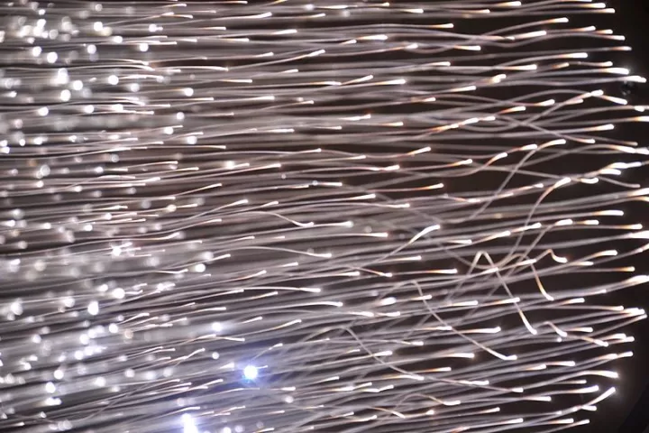 Scientists have created a new type of fiber optic cable with a zinc selenide core, that is said to be better than conventional cables (seen here) at transmitting and manipulating light (Photo: Beria)