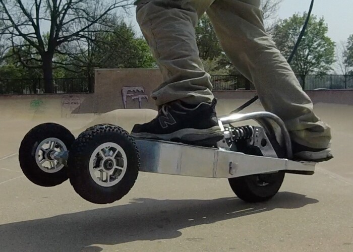 The behind-wheel placement of the rear foot appears to make the board easy to "wheelie"