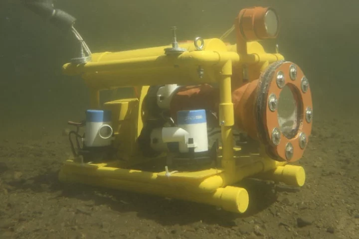 "Build Your Own Underwater Robot" teaches children - and adults - how to build the SeaPerch and SeaFox submersibles (Photo: Leonard Whistler)