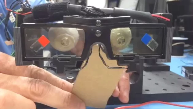 Polarization is the key to producing two different fields of vision in the prototype contact lenses (Photo: Eric Tremblay and Joe Ford/ EPFL)