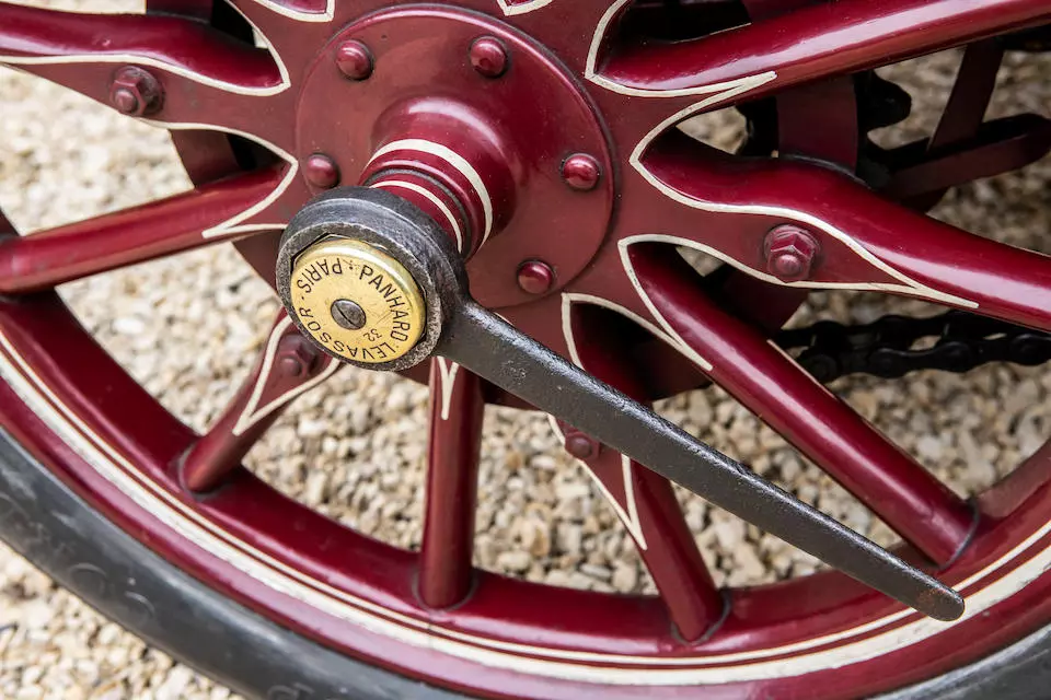 The Panhard 1901 7hp wheel spanner in action