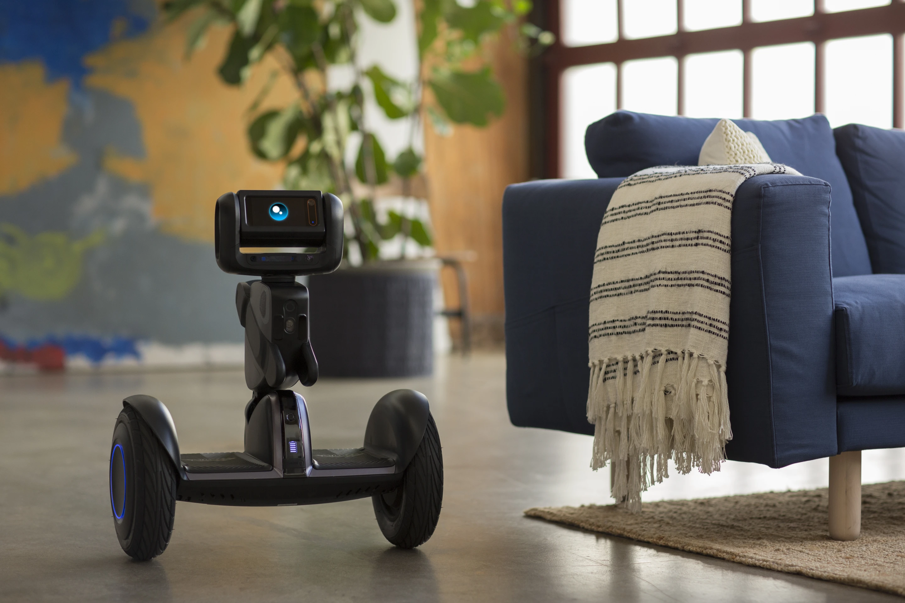Loomo's 4.3-inch LCD screen also allows users to interact with its emotion engine