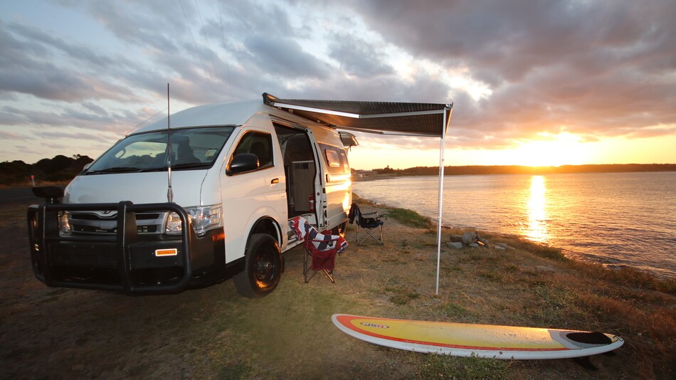 Land Cruiser 4x4-equipped Toyota camper van grows with pop-out tent