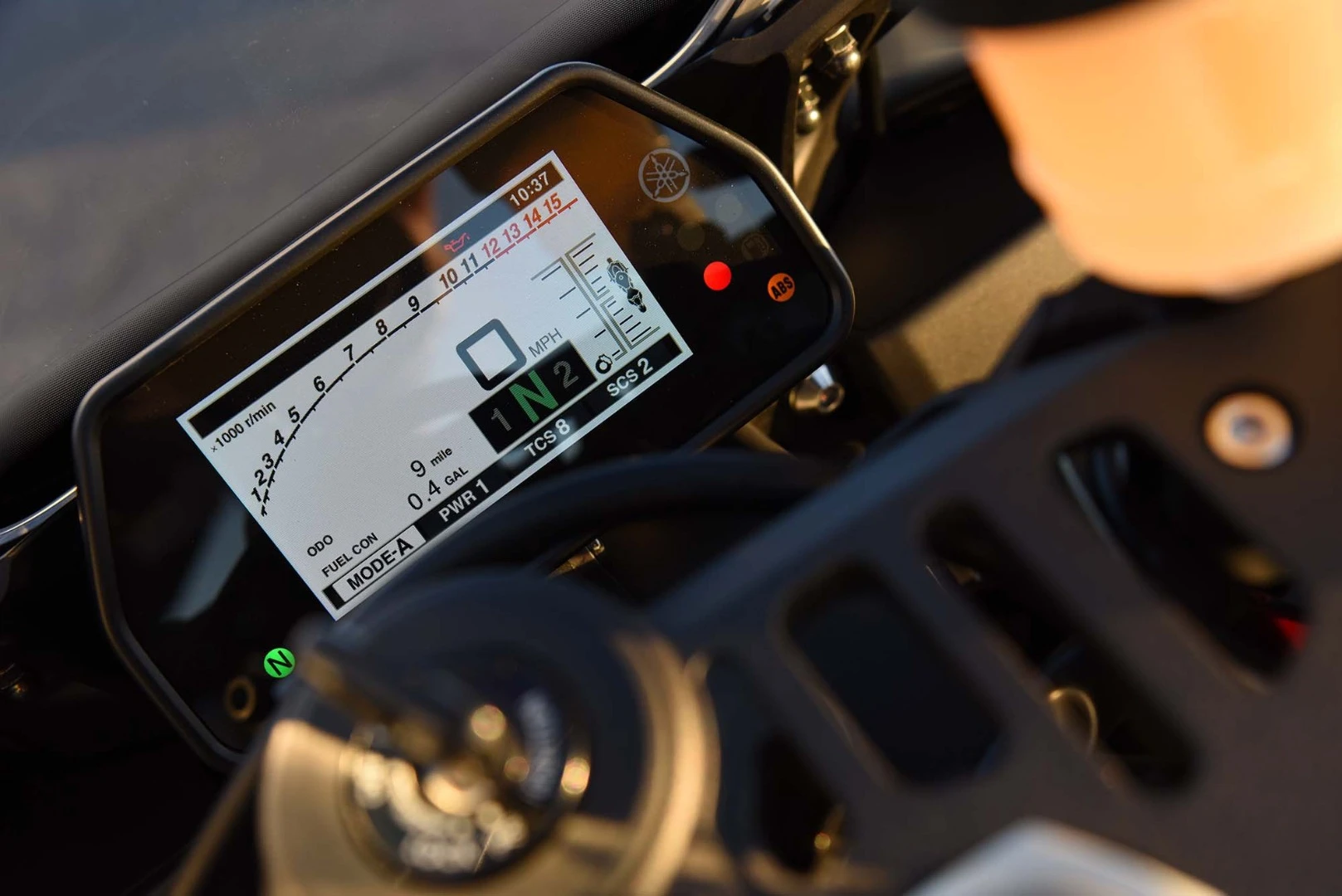 The color LCD display will be present also on the Yamaha YZF-R1S