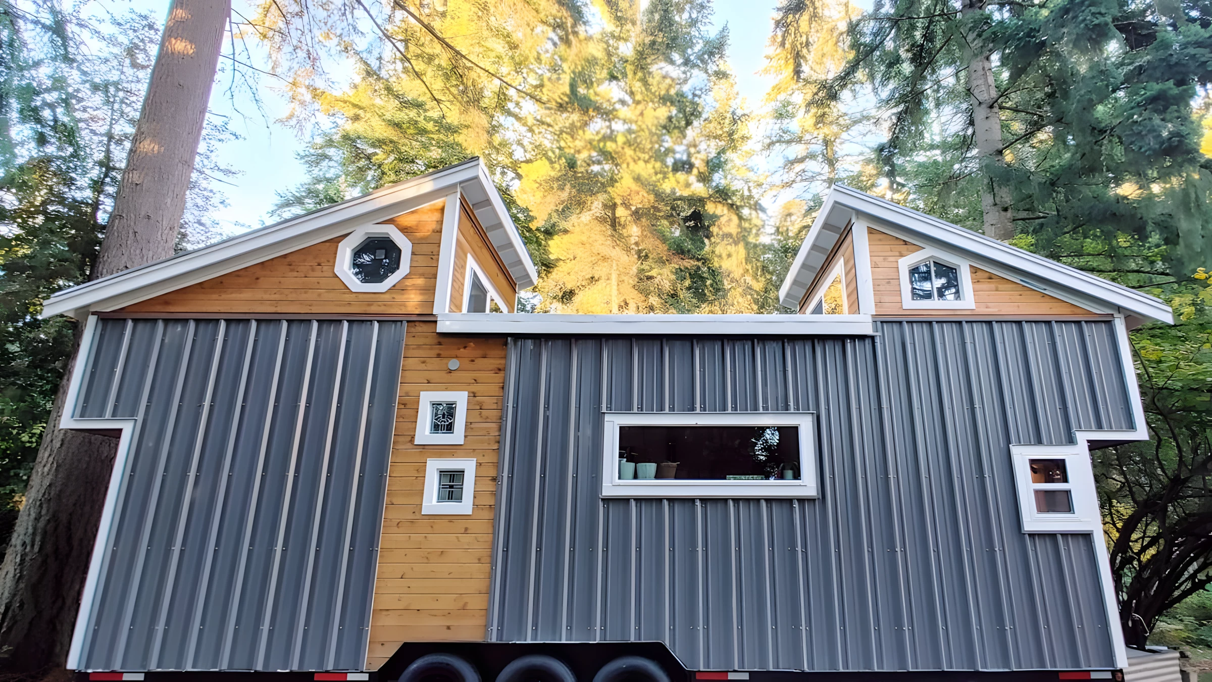 The Owl's Nest is based on a triple-axle trailer and has a length of 30 ft (9.1 m)