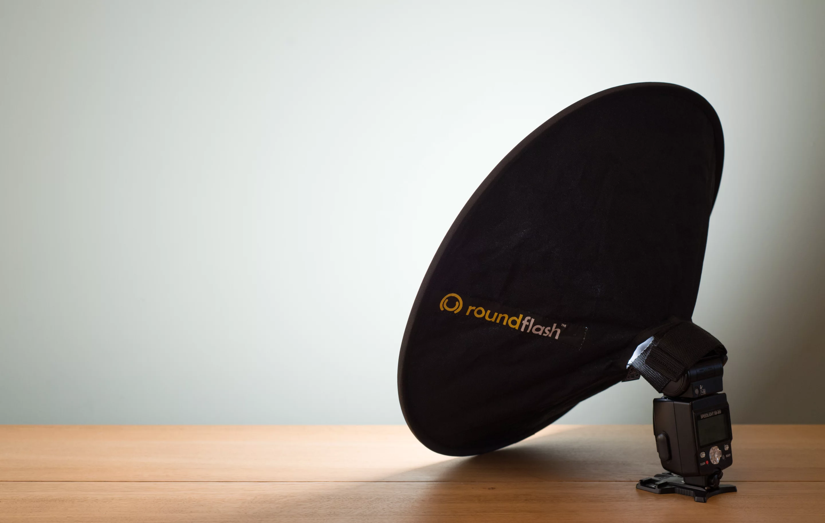 The RoundFlash Dish creates the same 45 cm (17.7 in) diameter as the Ring when set up (Photo: Simon Crisp/Gizmag.com)