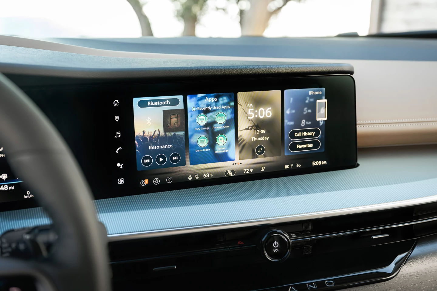The 2025 Murano's center touchscreen has Android Auto and Apple CarPlay in wireless as standard equipment