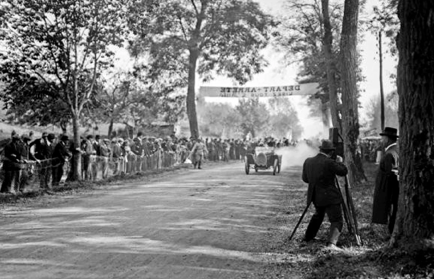 Jouvin's Bugatti T13 gets away from the start in a race at Gaillon during 1920