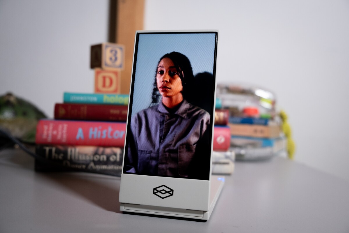 Looking Glass Factory kickstarts first portable holographic display