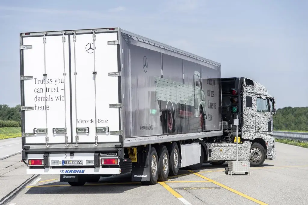 Blind Spot Assist takes into account the tractrix curve of a trailer truck