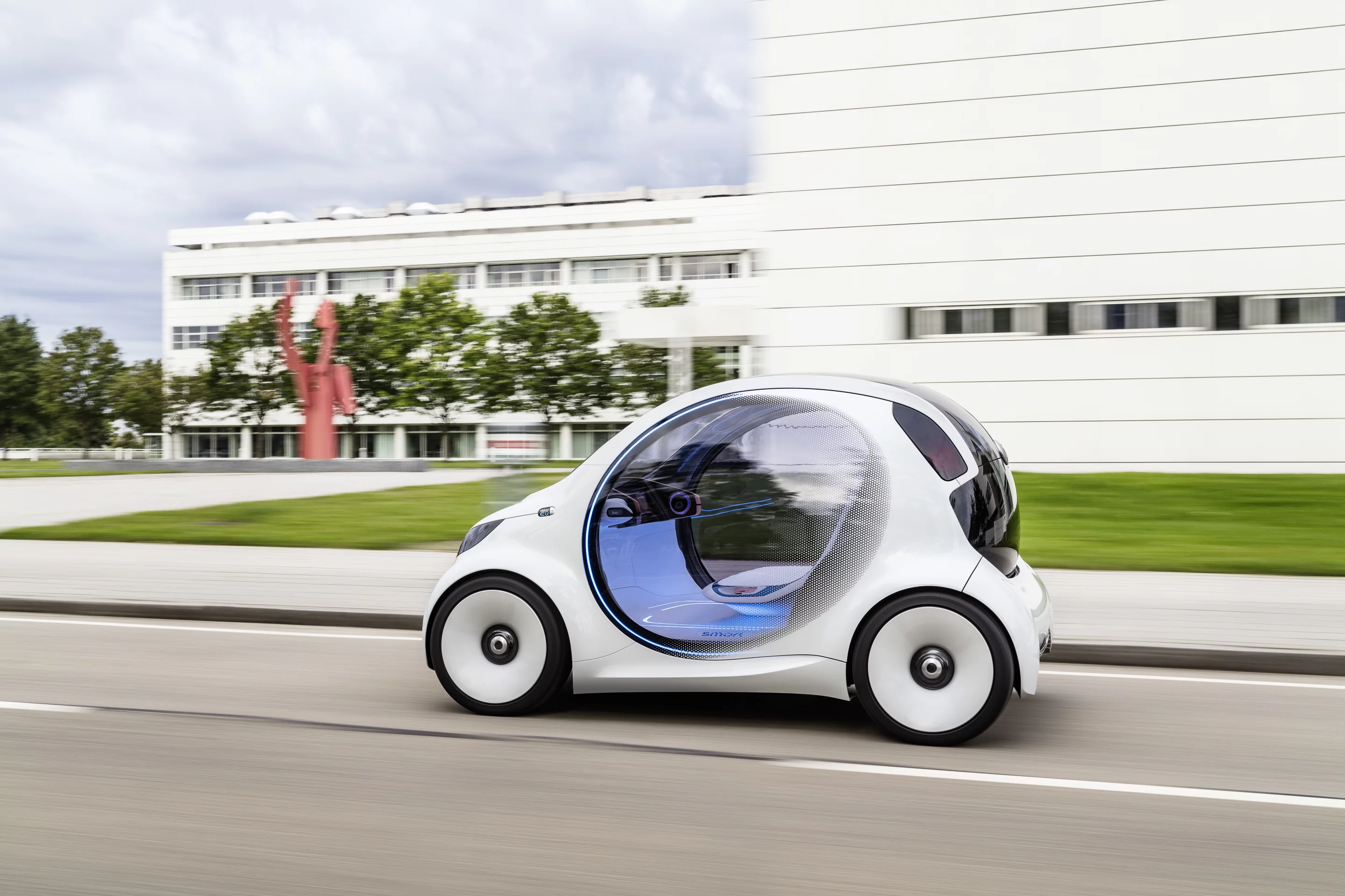 Smart uses a curvy design language with very short overhangs and accentuated wheel arches